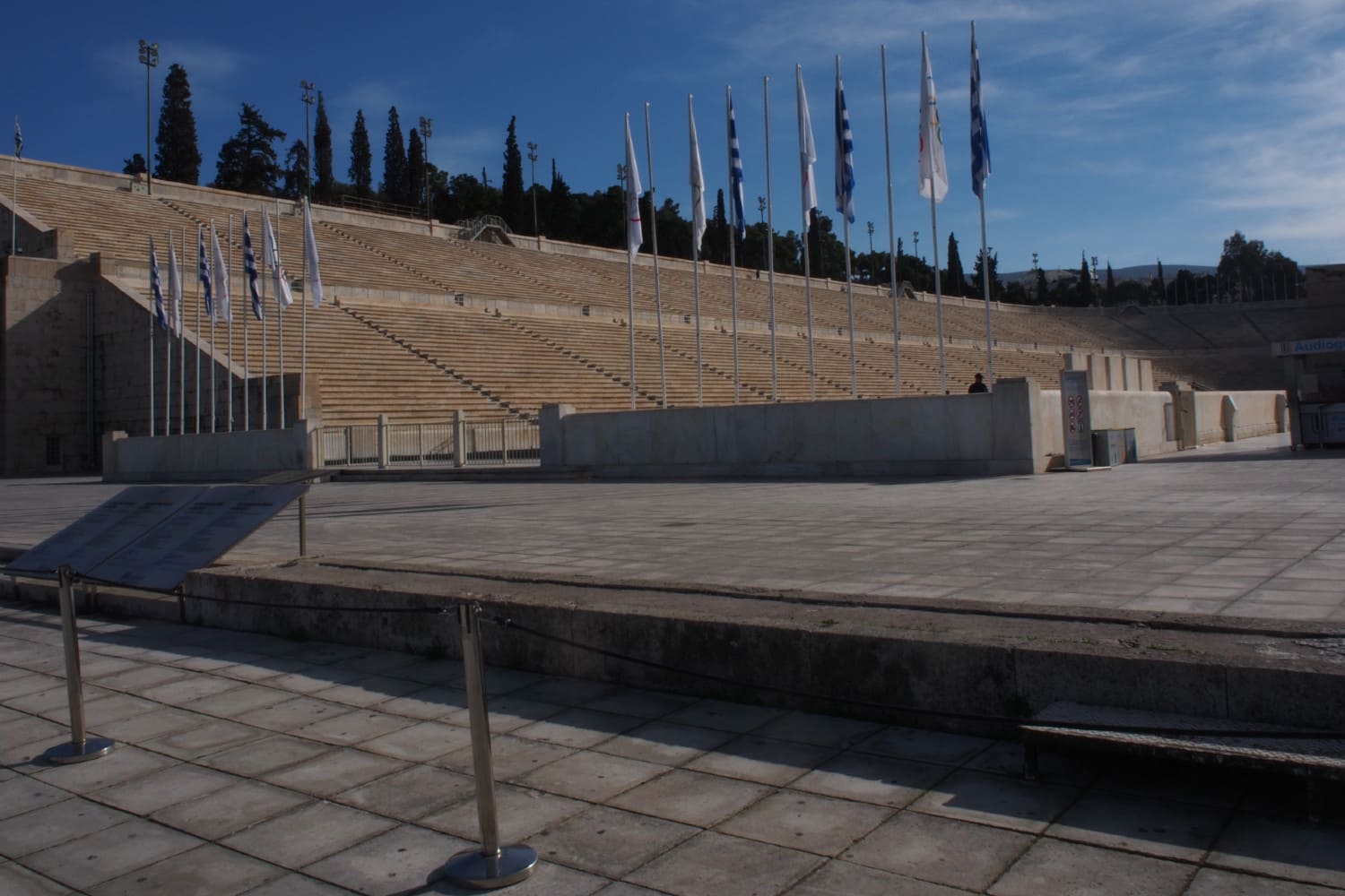 Τοποθέτηση πλακών περιβάλλοντα χώρου - Καλλιμάρμαρο
